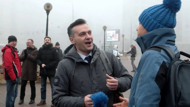 3 лютого Дмитро Гнап подав документи до ЦВК як кандидат у президенти. А за кілька днів навколо нього спалахнув скандал через кілька тисяч доларів журналістської премії