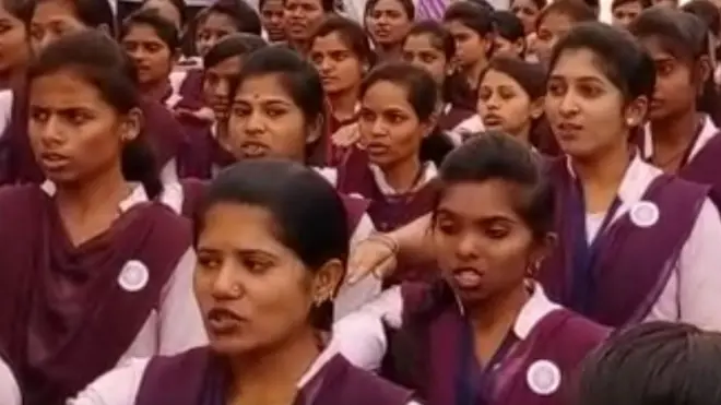 ప్రమాణం చేసిన అమ్మాయిలు