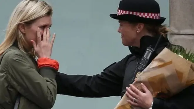 众多民众前往恐袭事发地点伦敦桥献花。