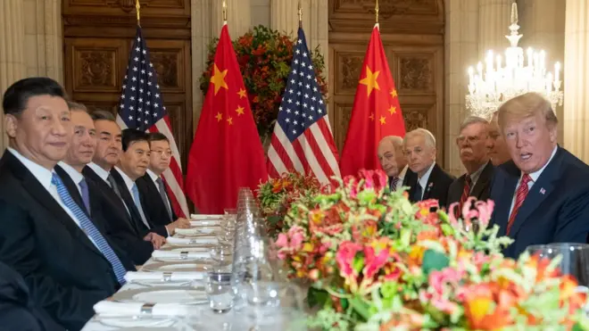 นายสี จิ้นผิง (ซ้ายหน้าสุด) กับนายโดนัลด์ ทรัมป์ (ขวาหน้าสุด) ร่วมโต๊ะอาหารมื้อค่ำหลังเสร็จสิ้นการประชุมผู้นำจี 20 เมื่อ 1 ธ.ค. ที่ประเทศอาเจนตินา