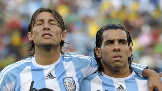 Gabriel Heinze (izquierda) y Carlos Tévez aparecen en la lista de jugadores filtrada por "Fancy Bears".