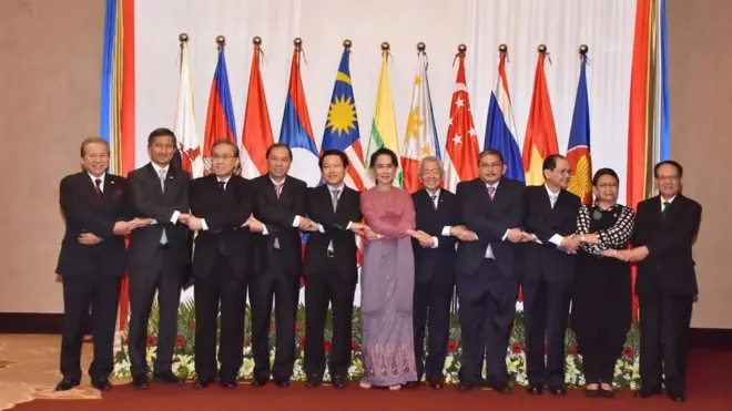 ရခိုင်ဒေသအတွက် လူသားချင်းစာနာတဲ့ အကူအညီပေးဖို့ လိုတဲ့နေရာတွေကိုလည်း အာဆီယံဘက်ကို သွားခွင့်ပေးမယ်လို့ ဒေါ်အောင်ဆန်းစုကြည်က ဒီအစည်းအဝေးမှာ ပြော