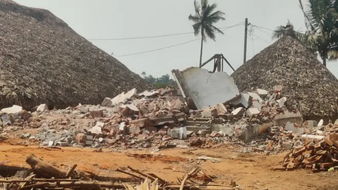 కూలగోట్టిన ఇళ్లు