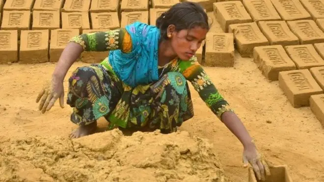 મજૂરી કરતી મહિલા