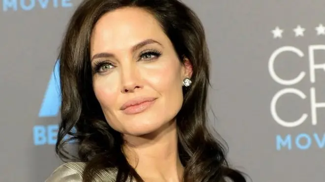 Angelina Jolie se sometió a una cirugía preventiva de doble mastectomía y extracción de ovarios y trompas de Falopio tras averiguar que tenía una mutación genética en los genes BRCA.