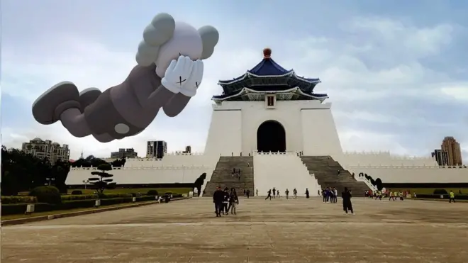 在台北展出的巨型吹氣公仔Companion作品。