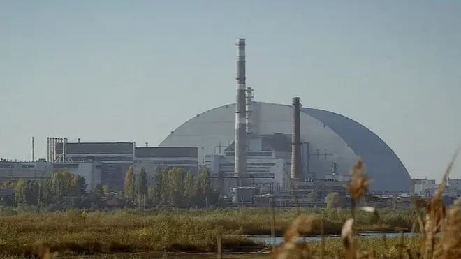 سٹیل کا حفاظتی ڈھانچہ متاثرہ ری ایکٹر کا احاطہ کیے ہوئے ہے جبکہ کرینز اندر موجود تابکاری کے بچے کچے حصوں کو توڑ رہے ہیں۔