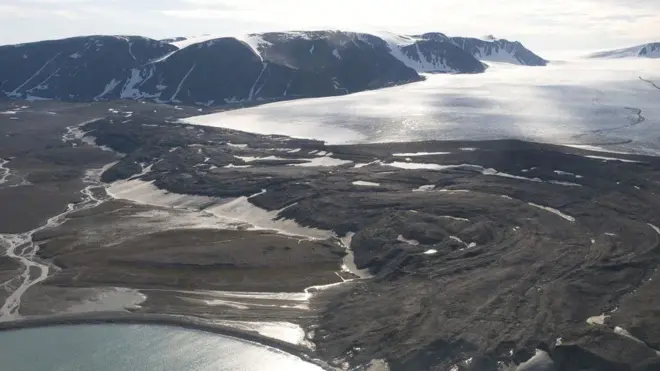 يُعتقد أن السفينة أصبحت مثقلة بالجليد المتراكم، مما أدى إلى انقلابها.