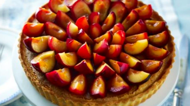 тарт з консервованими сливами