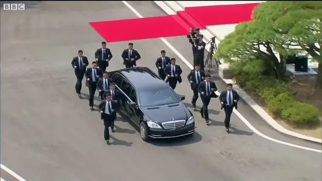 Vệ sỹ chạy bộ theo xe chở Kim Jong-un