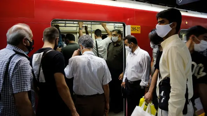 Тегерандагы метро. Эксперттер коомдук транспорт вирусту таратуу жолдорунун бири экенин эскертүүдө