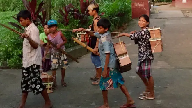 မူးယစ်ဆေးဝါး ရောင်းချတဲ့ နေရာမှာ အသုံးချ ခံရတာ ရှိသလို၊ အနှိပ်ခန်း တွေ နဲ့ လိင် လုပ်သား တွေ အတွက် အကျိုး ဆောင် ပေးရတဲ့ သူအဖြစ် စေခိုင်း ခံနေရ