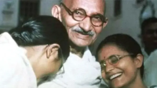 મનુબહેન અને આભાબહેન સાથે મહાત્મા ગાંધી