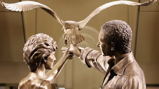 لیڈی ڈیانا مجسمہ