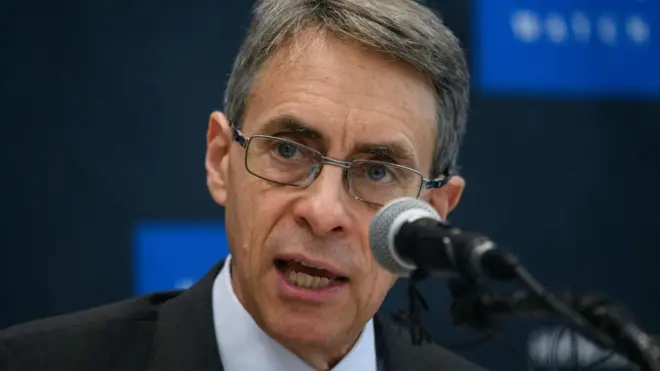 기자회견하는 휴먼라이츠워치(HRW)의 케네스 로스 사무총장