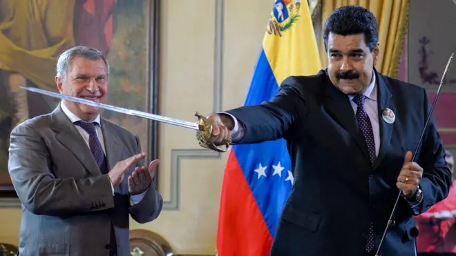 El director ejecutivo de Rosneft, Igor Sechin (izquierda), mantiene una muy cercana relación con el presidente de Venezuela, Nicolás Maduro.