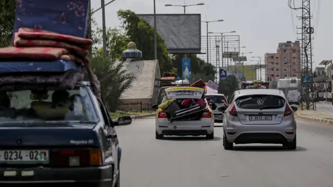 سيارات النازحين متوجهة نحو جنوب غزة