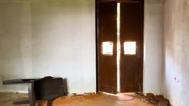 దాడిలో ధ్వంసమైన తలుపులు