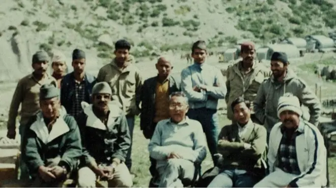 कालापानीमा भारतीय सुरक्षा कर्मचारीसँग तत्कालिन महाकाली अञ्चलाधीश जोनदेन उक्याप र पूर्व प्रहरी प्रमुख खरेल। यो २०४५ सालमा लिइएको तस्बिर हो।