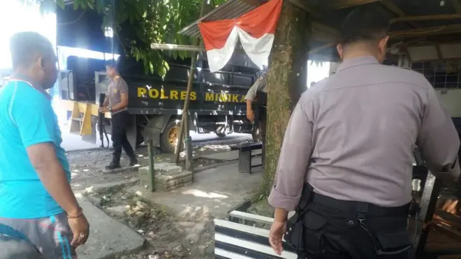 Polres Mimika memperbaiki warung tempat berkumpul wartawan dan polisi, yang dirusak seorang anggota kepolisian.