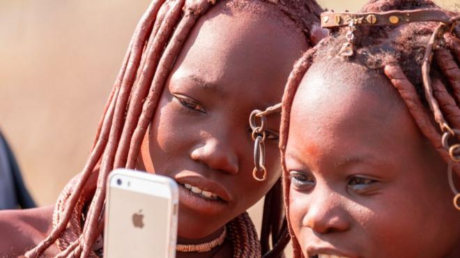 Deux filles de la tribu Himba près d'Outjo, dans le nord de la Namibie