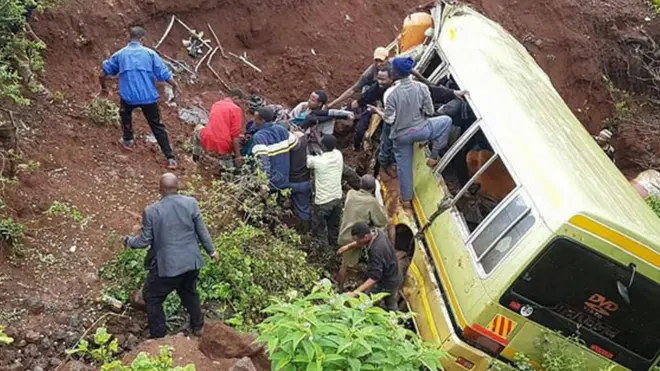 Watu wakijaribu kunusuru baadhi ya watoto waliohusika katika ajali ya basi nchini Tanzania