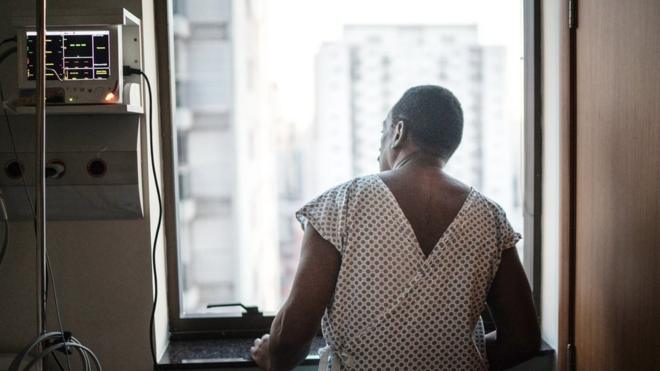 Paciente dentrobest online casino no deposit bonushospital olhando pela janela