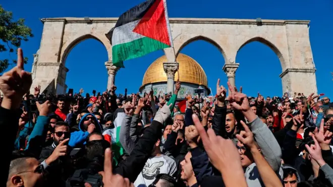 Muslim Palestina melakukan salat Jumat di depan Masjid Kubah Batu di komplek masjid al-Aqsa di Kota Tua Yerusalem pada 8 Desember lalu.