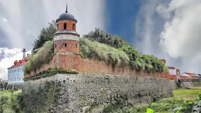 Збаразький замок з бастіоном на передньому плані.