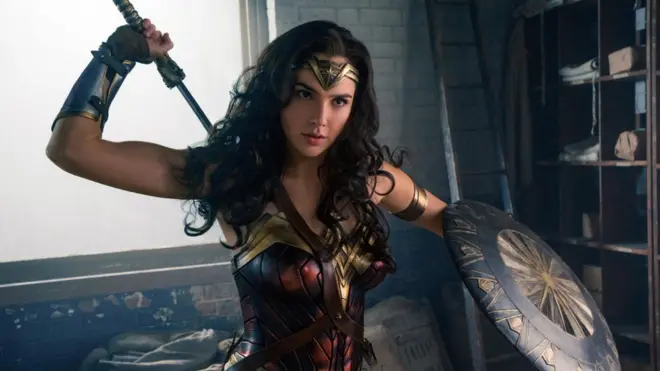 Gal Gadot berperan sebagai Wonder Woman karakter superhero perempuan.