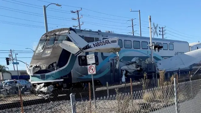 سحب طيار من طائرة محطمة قبل ثوان من اصطدام القطار