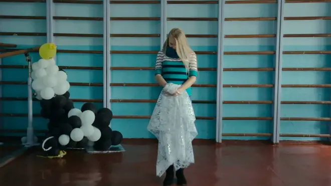 дівчинка стоїть у спортивному залі школи №3 в Миколаївці