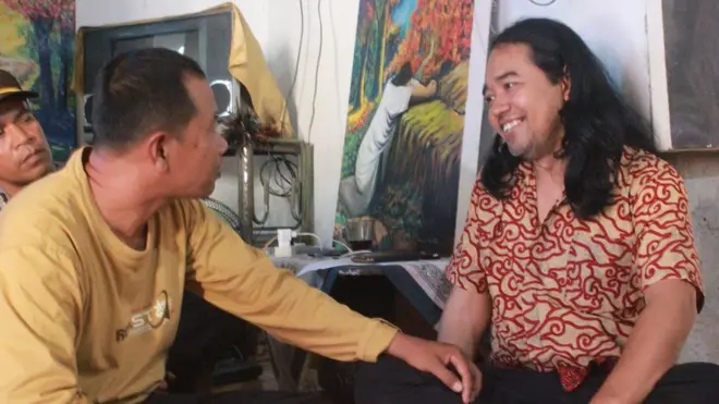 Kesepakatan diskriminatif Dusun Karet, Bantul, digugat seorang penganut Katolik bernama Slamet Jurniarto, yang tak diizinkan warga menetap di dusun itu.