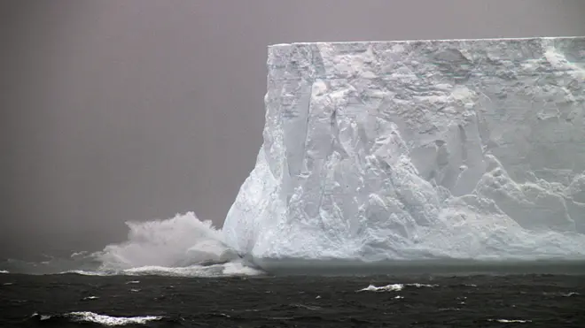 Крижаний колос: великі айсберги треба пильнувати, бо вони можуть запливати на морські шляхи