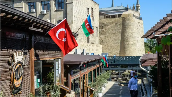 Bakü'de bir restorana asılmış Türk ve Azerbaycan bayrakları