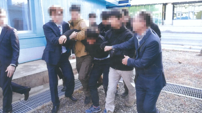 2019년 11월 한국에 온 탈북어민이 판문점에서 강제 송환되는 모습