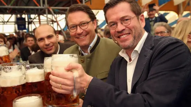 Hồi năm 2011, bá tước Karl-Theodor zu Guttenberg (bìa phải) bị tước bằng tiến sĩ ĐH Bayreuth và phải từ chức Bộ trưởng Quốc phòng Đức