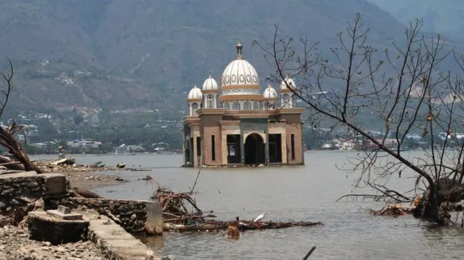 Kondisi Masjid Akhram Babul Rahman atau masjid apung di Pantai Kampung Lere, Palu, Sulteng, Selasa (16/10).