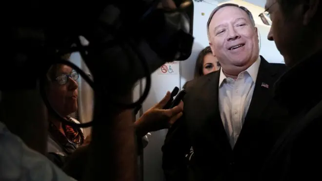 Ngoại trưởng Hoa Kỳ Mike Pompeo trả lời phóng viên trên chuyến bay tới Bangkok hôm 30/7
