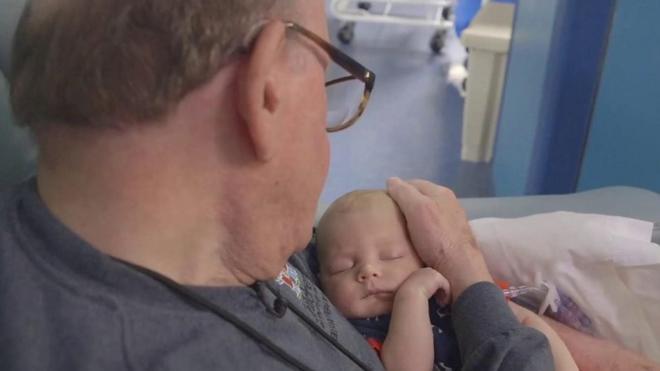 David Deutchman ha pasado los últmos 12 años de su vida abrazando a bebés enfermos en un hospital de Georgia, donde lo conocen como "el abuelo de Cuidados Intensivos".