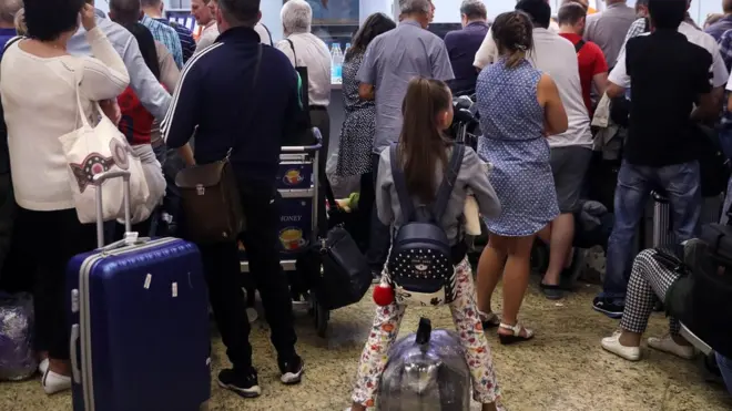 пассажиры в аэропорту