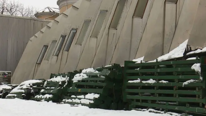 Експонат "Йолка" ржавіє під снігом просто неба