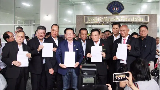 นายสมพงษ์ อมรวิวัฒน์ หัวหน้าพรรคเพื่อไทย นำทีม 7 พรรคฝ่ายค้าน แจ้งความกลับ 2 นายพล