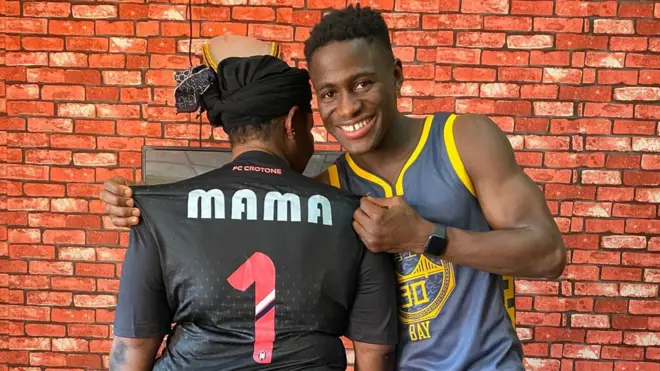 Augustus Kargbo avec sa mère Fatmata Kanu