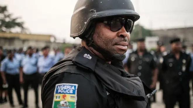 SARS na special anti-robbery squad of Nigeria Police and for 2018 dem enta news wella because of how dem dey take do tins. Some Nigerians enta street protest and even create di #EndSARS campaign, unto how dem say di police unit dey take treat especially young pipo.