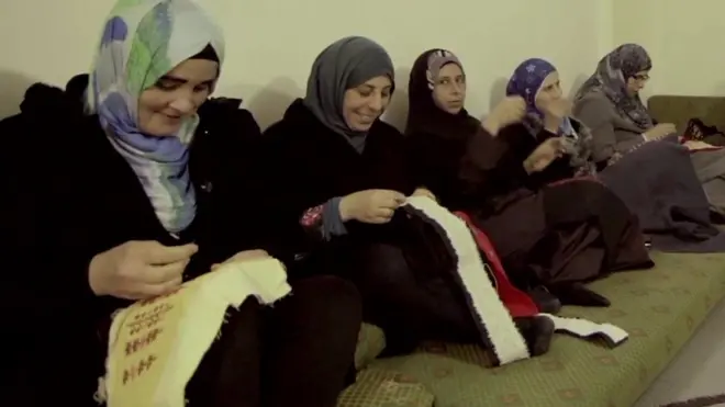 كيف ساعد فنان مغربي لاجئات فلسطينيات