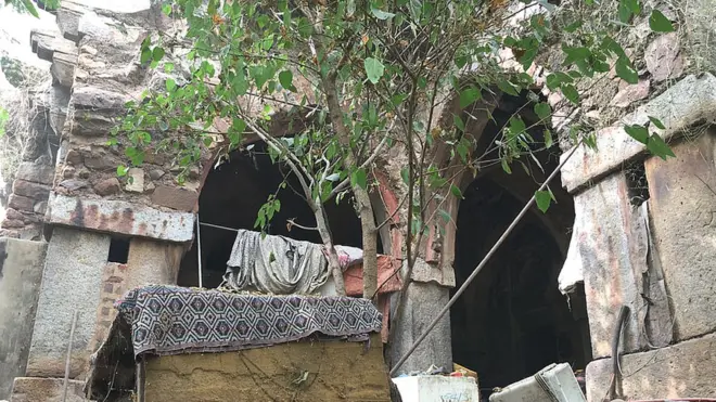 در اصل یہ شکارگاہ تھی جسے فیروز تغلق نے تعمیر کروایا تھا