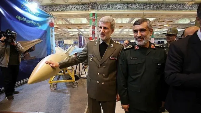 فرمانده نیروی هوافضای سپاه (راست) و وزیر دفاع ایران در مراسم رونمایی از موشک کروز هویزه