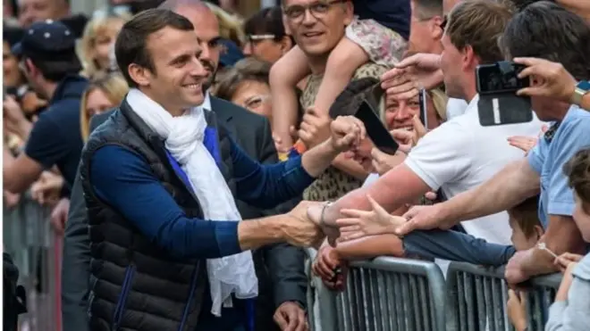Після того, як Макрона обрали президентом, він пішов з поста лідера руху