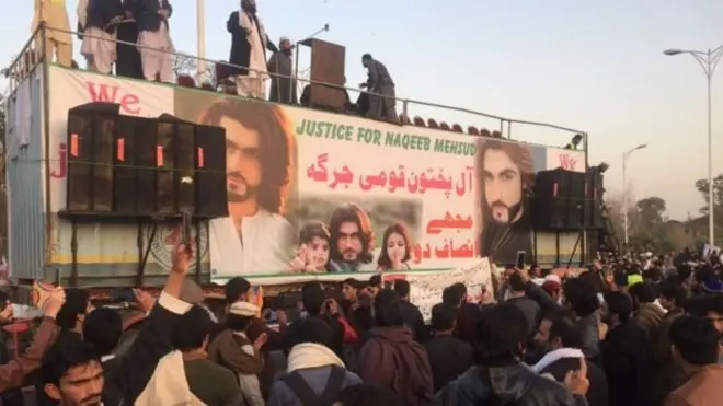 دغه غونډه کې ماشومان، ځوانان او سپین ږيري ټول لیدل کېږي.